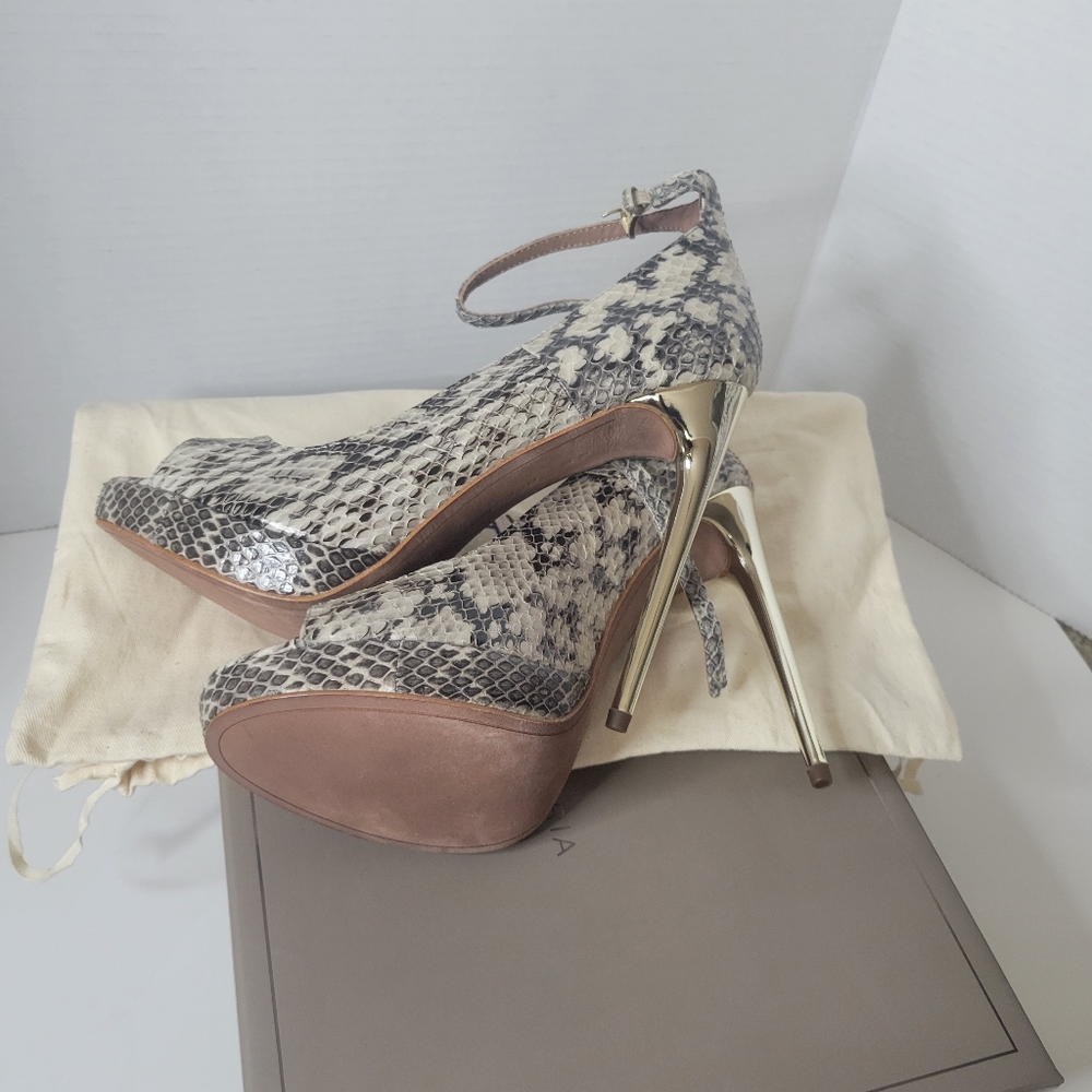 BCBGMAXAZRIA Peep Toe Heels Size 8 - Picture 6 of 6